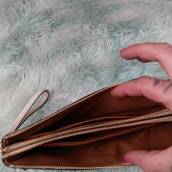 😍🎉🎊🍉 COACH wristlet double sided zipper pockets!! 🍉🎊🎉😍 - Picture 7 of 8